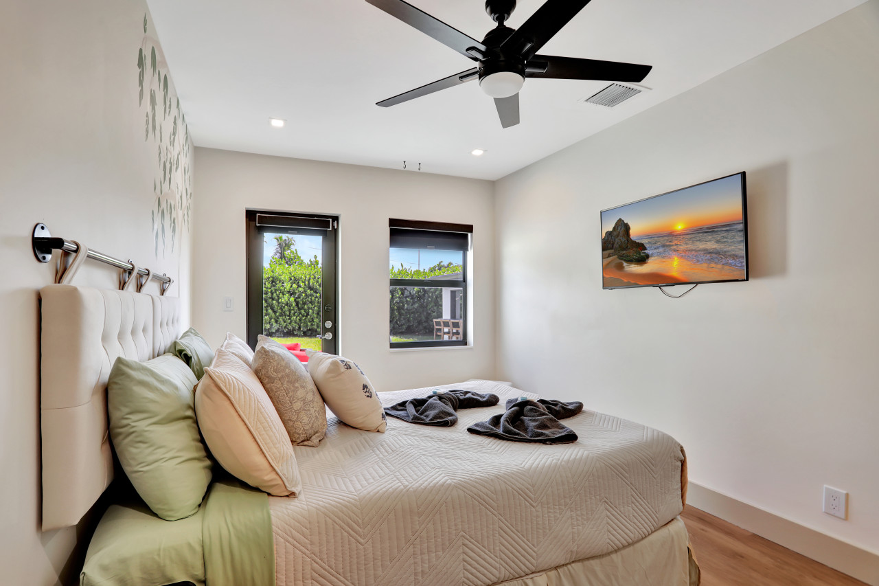 Contemporary 3BR 3 BA Duplex, Amazing Outdoor Area - Fort Lauderdale