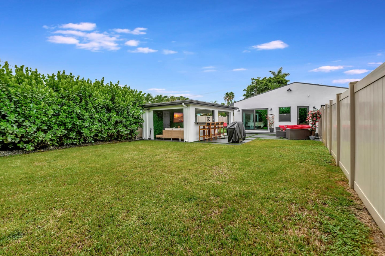 Contemporary 3BR 3 BA Duplex, Amazing Outdoor Area - Fort Lauderdale