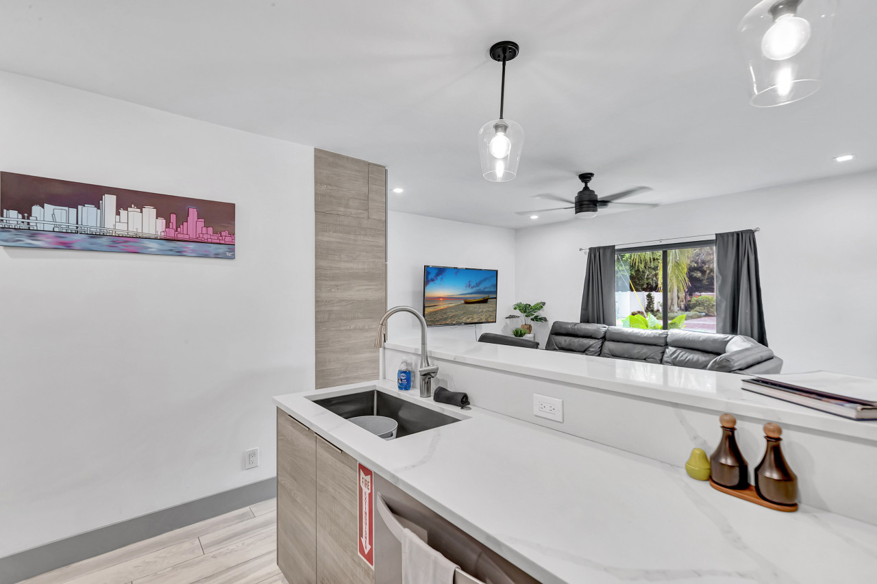 Contemporary 3BR 3 BA Duplex, Amazing Outdoor Area - Fort Lauderdale