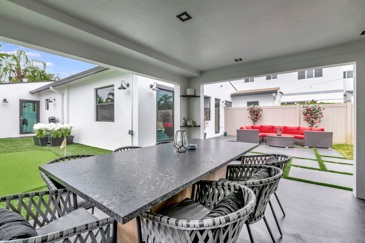 Contemporary 3BR 3 BA Duplex, Amazing Outdoor Area - Fort Lauderdale
