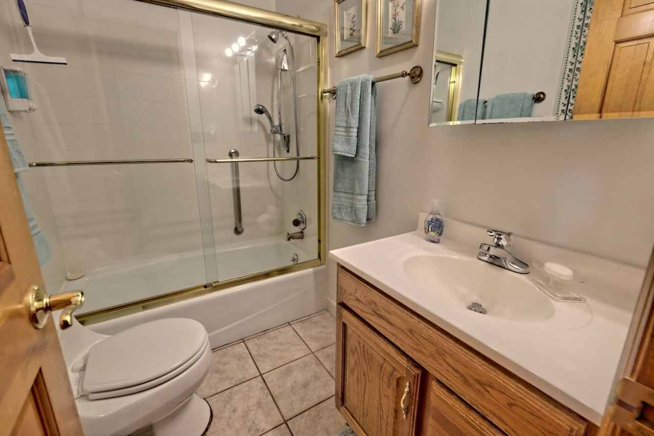 Hannah's Perch on Burton - Top Patio & Bottom Dock - Clayton