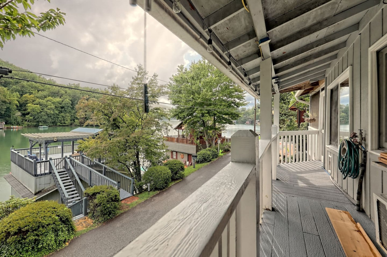 Hannah's Perch on Burton - Top Patio & Bottom Dock - Clayton