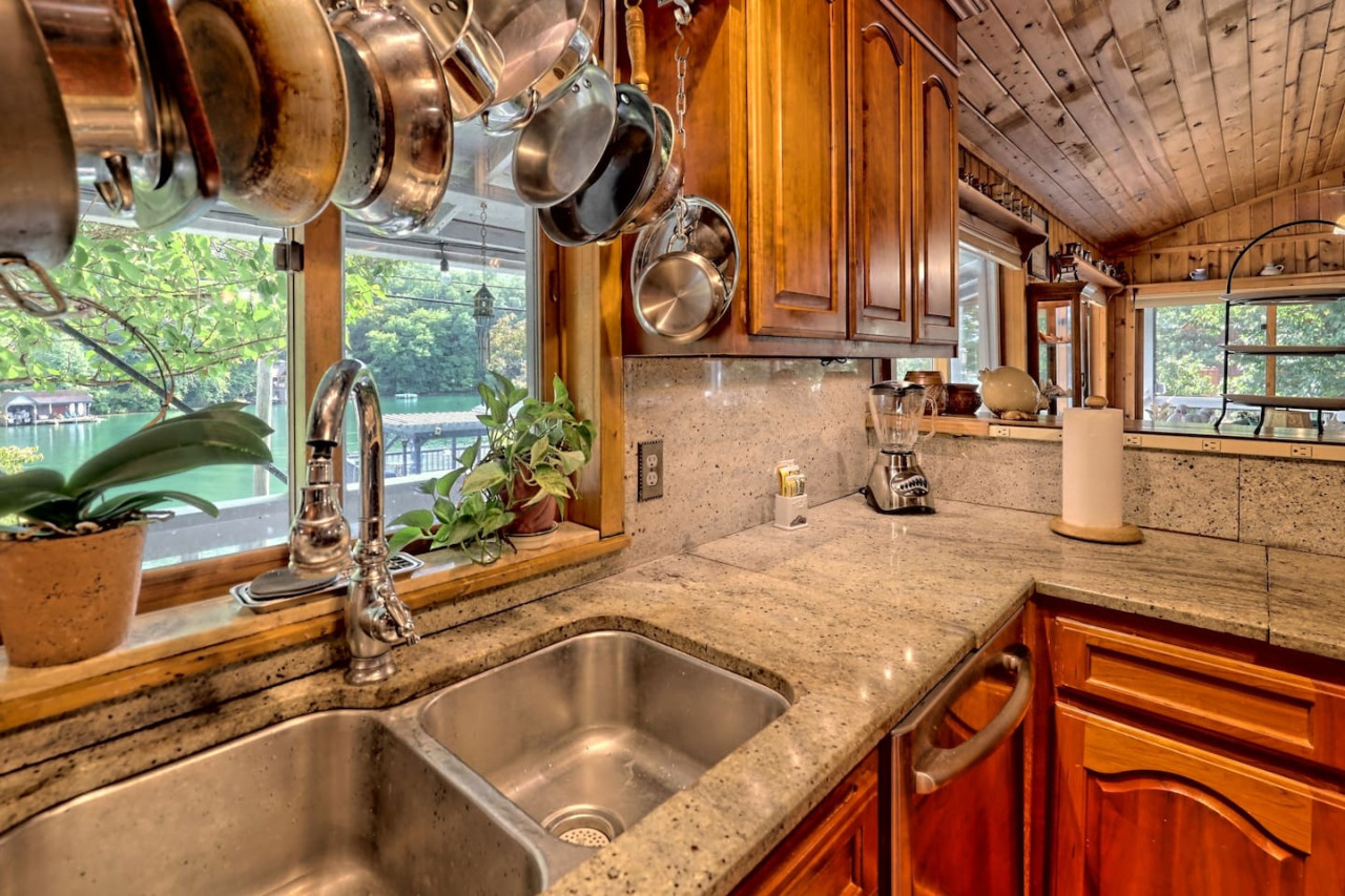 Hannah's Perch on Burton - Top Patio & Bottom Dock - Clayton