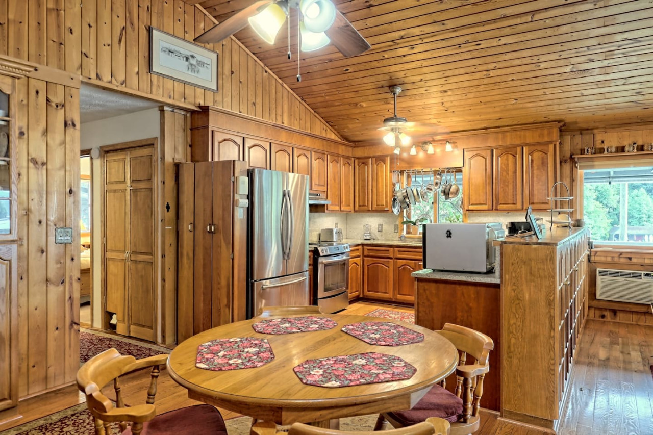 Hannah's Perch on Burton - Top Patio & Bottom Dock - Clayton