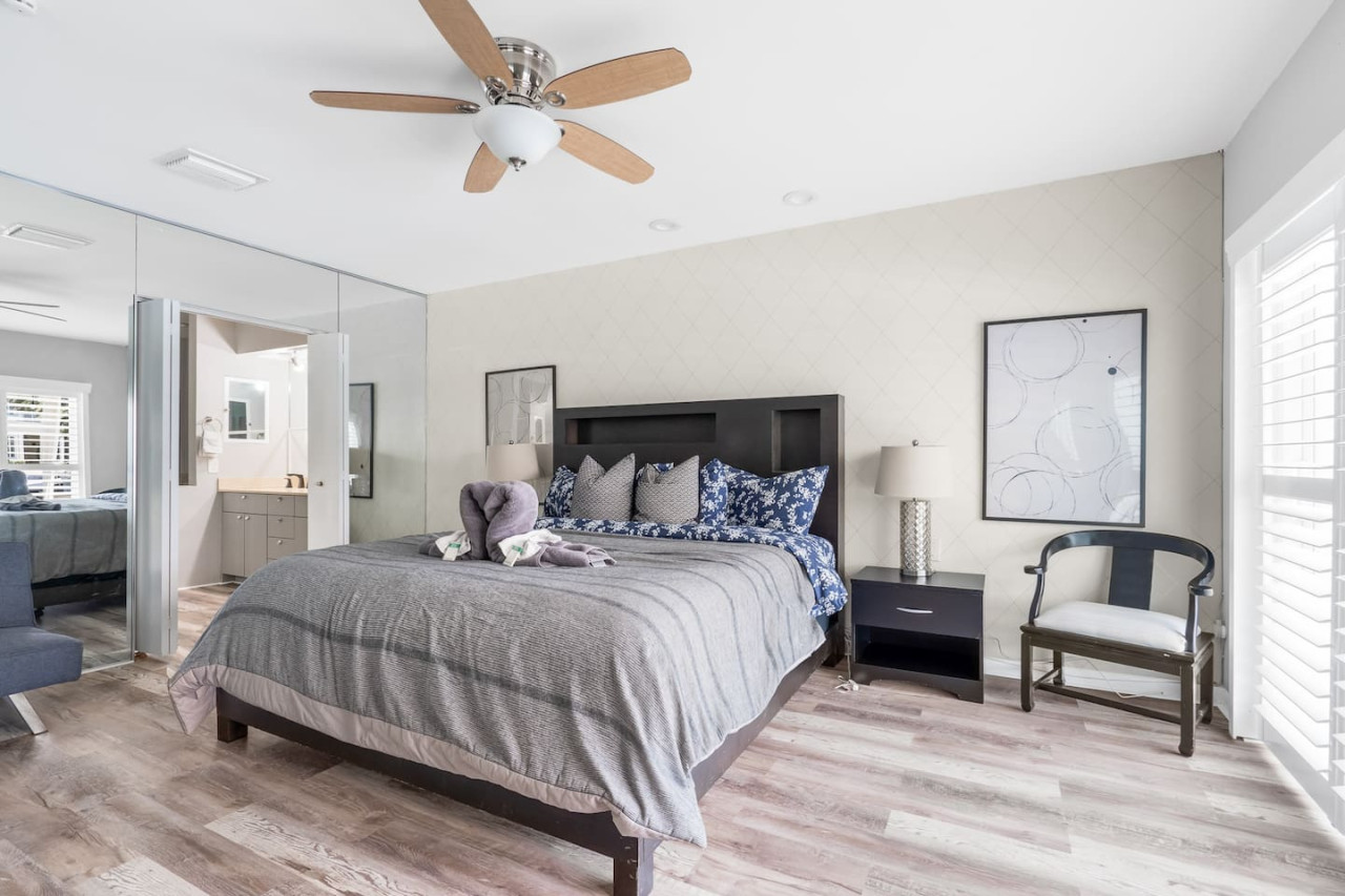 This bedroom is like a step into a dream. The ethereal fairy lights, draped canopy, and twinkling stars on the ceiling create a magical ambiance. The white bedding and soft gray walls add to the feeling of serenity.