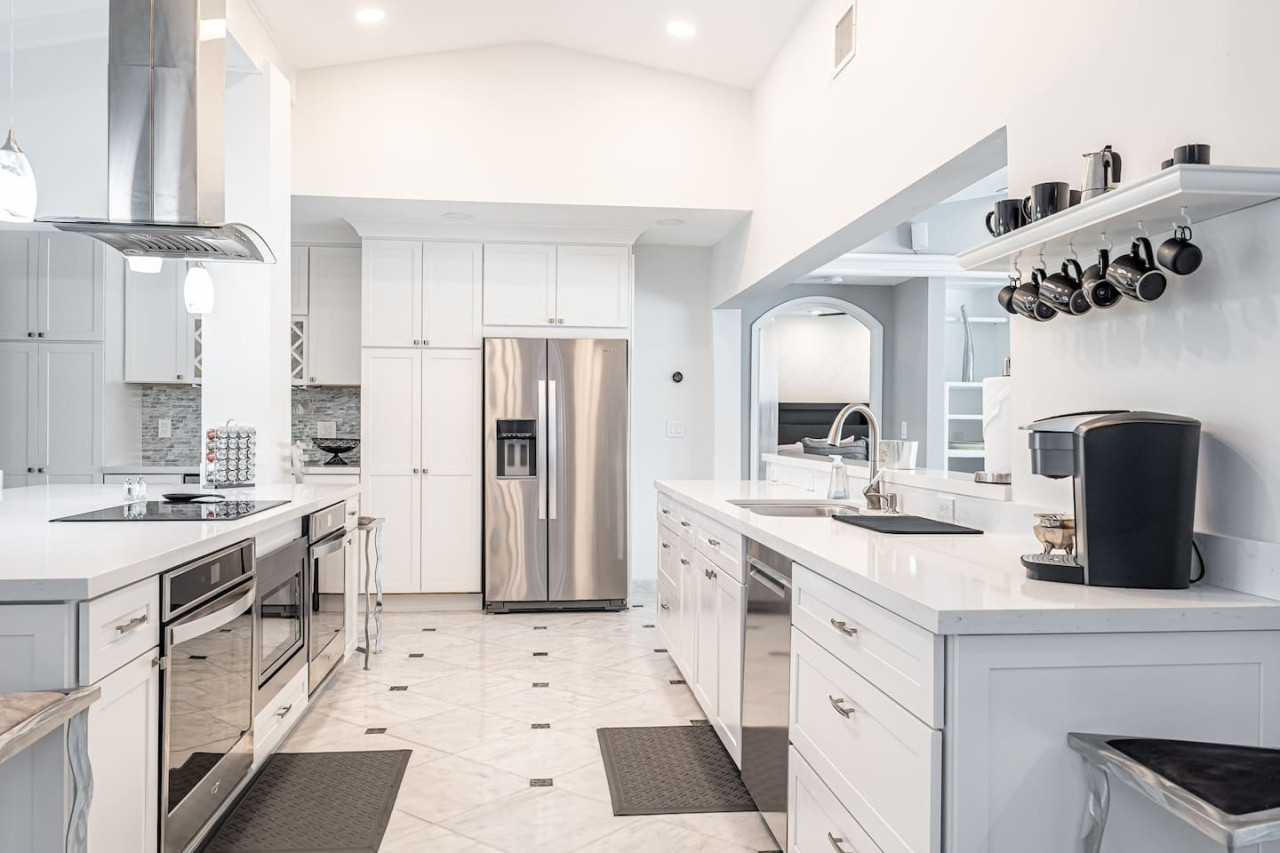 This kitchen is both stylish and functional. The sleek cabinets and appliances are easy to clean, while the smart storage solutions make it easy to stay organized.