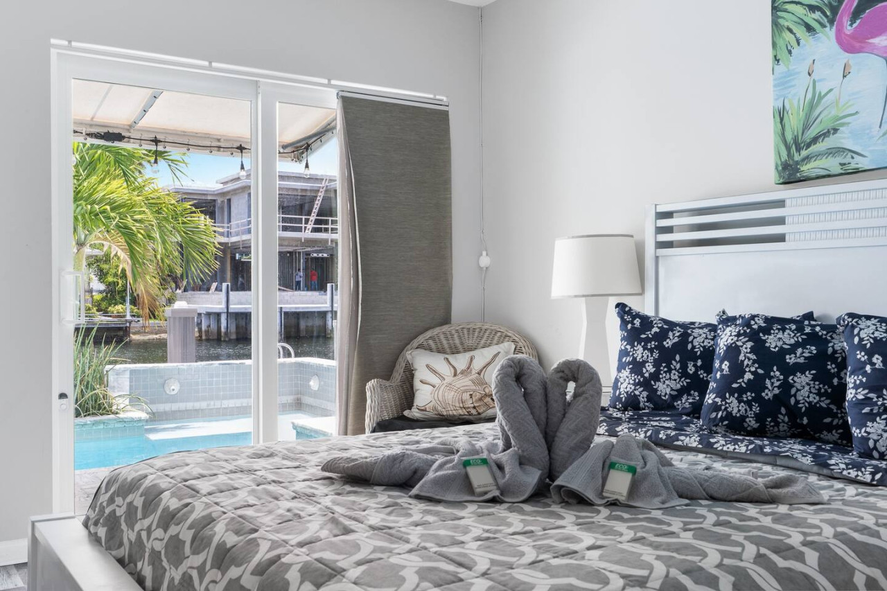 Sun's out, pool's out! This bedroom is the ultimate summer retreat. ☀️