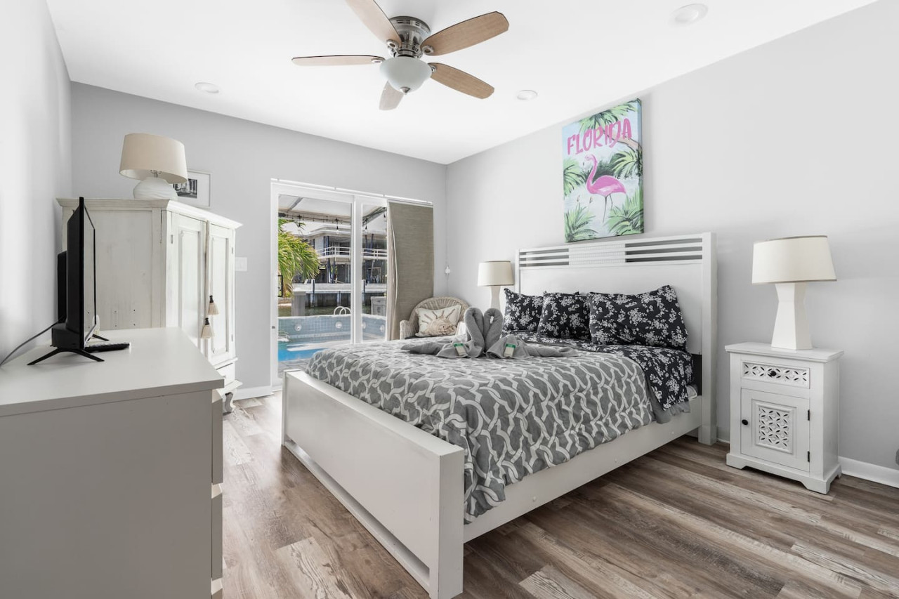 This bedroom is all about the natural light. The large windows let in plenty of sunshine, making the space feel bright and airy. The plants add a touch of life and freshness.