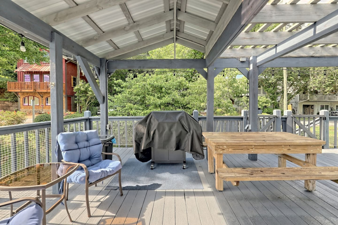 Bill's Bungalow on Lake Burton w/ Top Dock&Hot Tub - Clayton