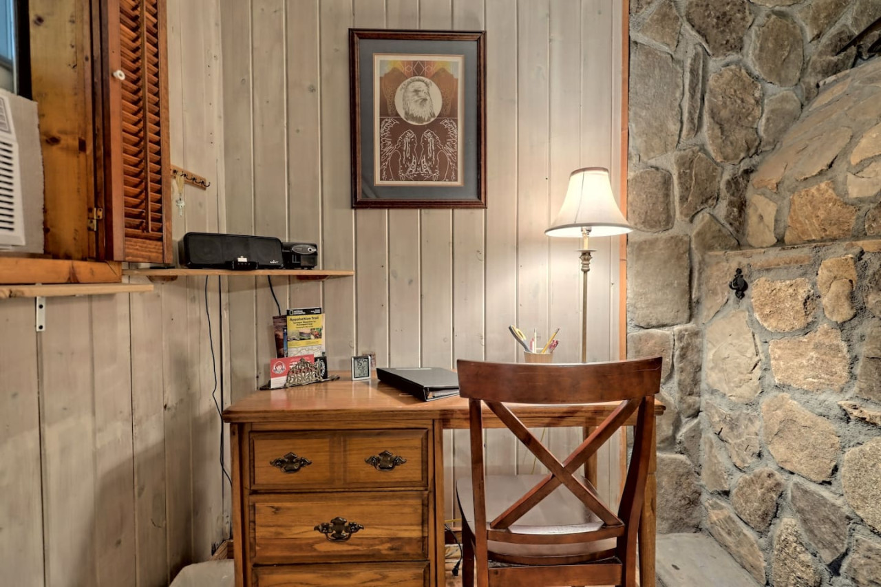 Bill's Bungalow on Lake Burton w/ Top Dock&Hot Tub - Clayton