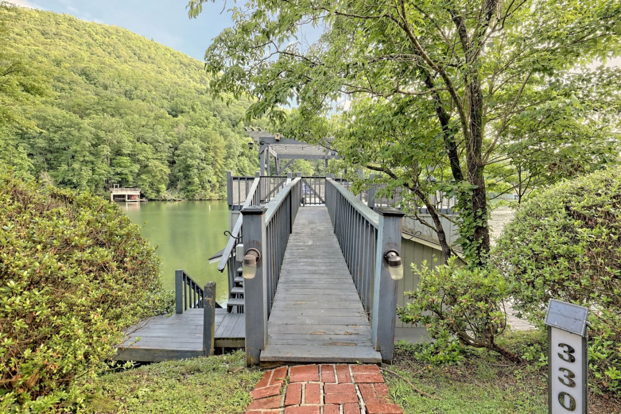 Bill's Bungalow on Lake Burton w/ Top Dock&Hot Tub - Clayton