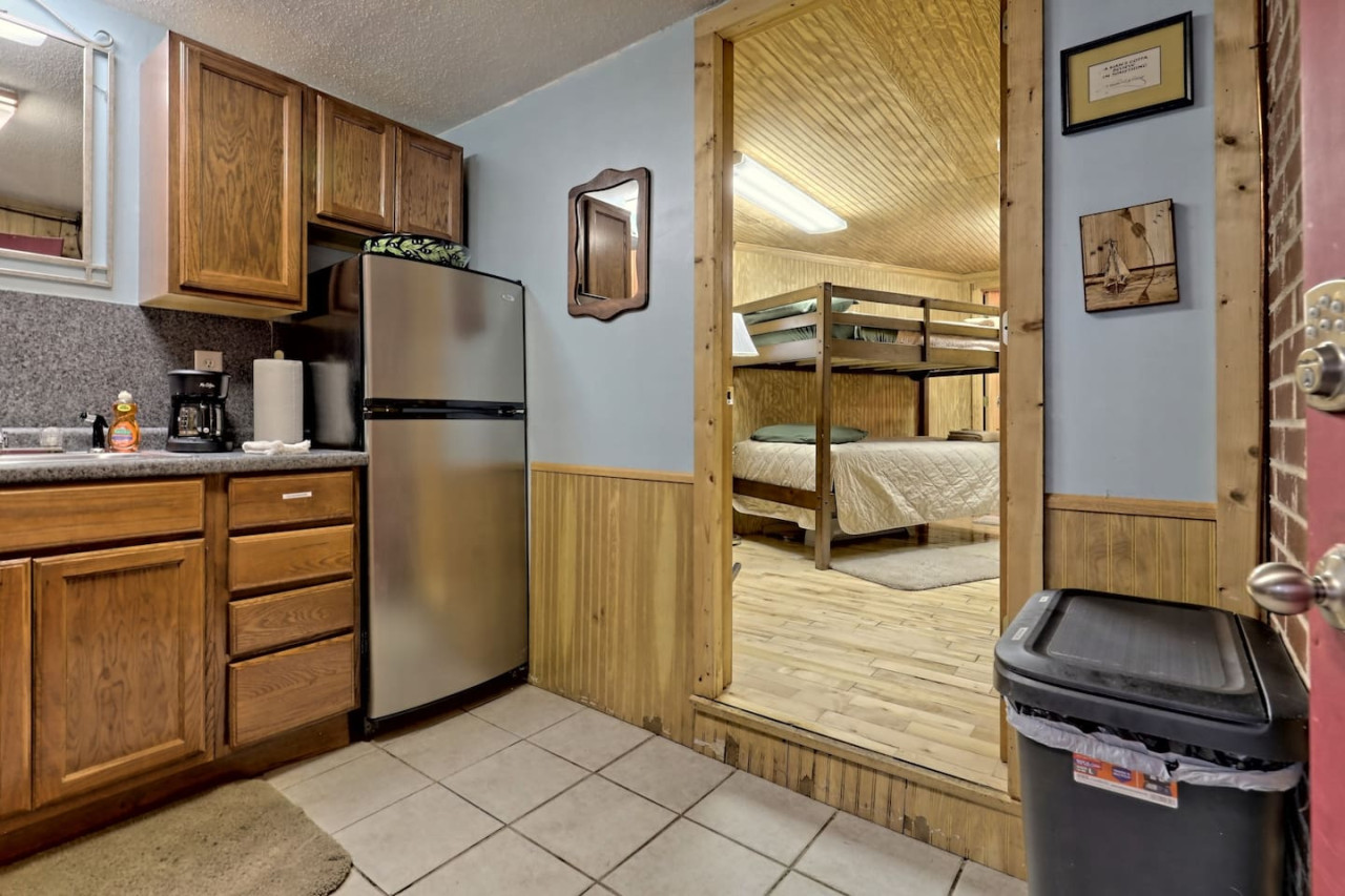 Bill's Bungalow on Lake Burton w/ Top Dock&Hot Tub - Clayton