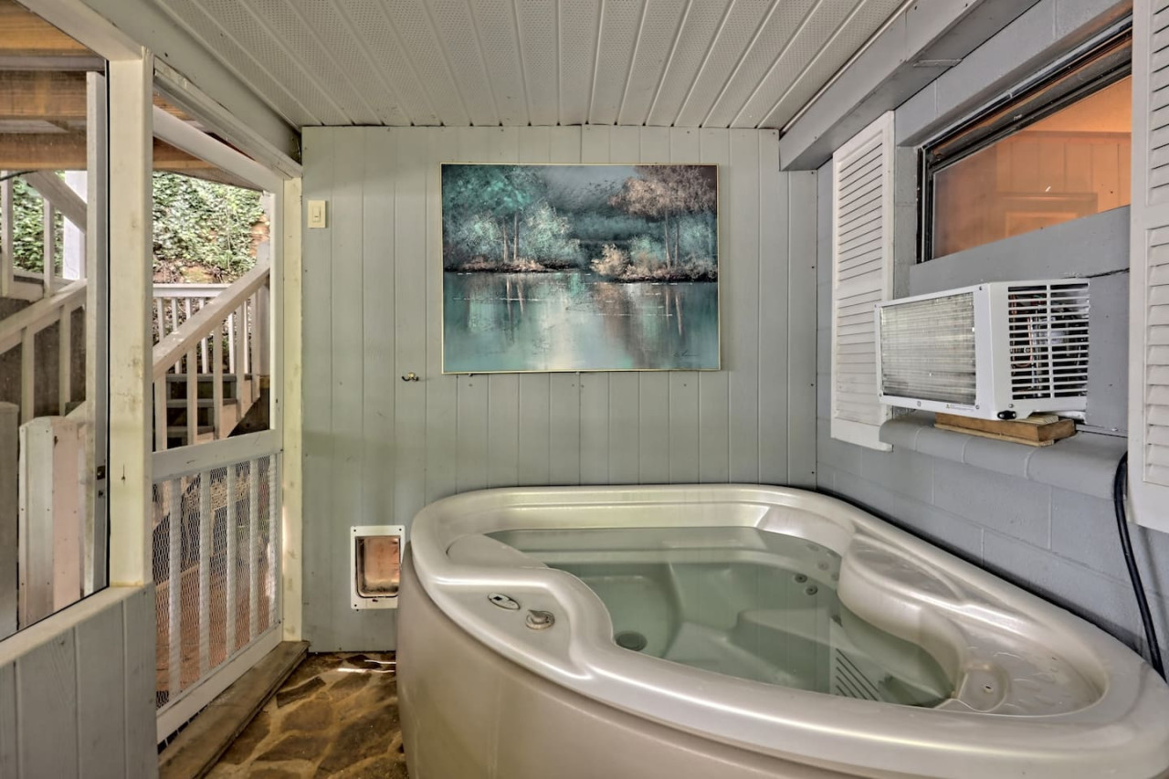 bill's-bungalow-on-lake-burton-w-top-dockandhot-tub/