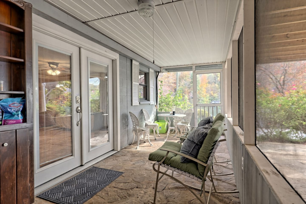 Bill's Bungalow on Lake Burton w/ Top Dock&Hot Tub - Clayton