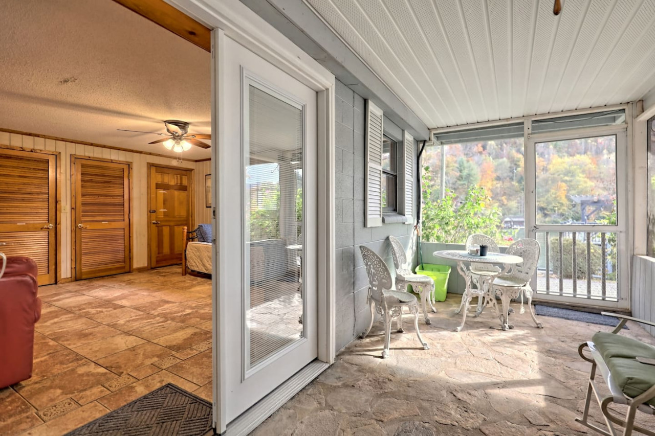 Bill's Bungalow on Lake Burton w/ Top Dock&Hot Tub - Clayton