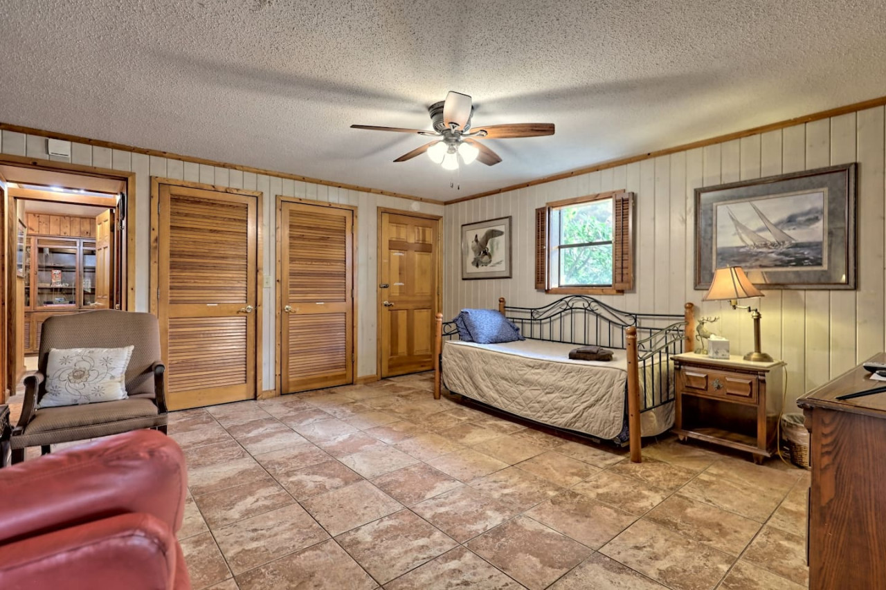 Bill's Bungalow on Lake Burton w/ Top Dock&Hot Tub - Clayton