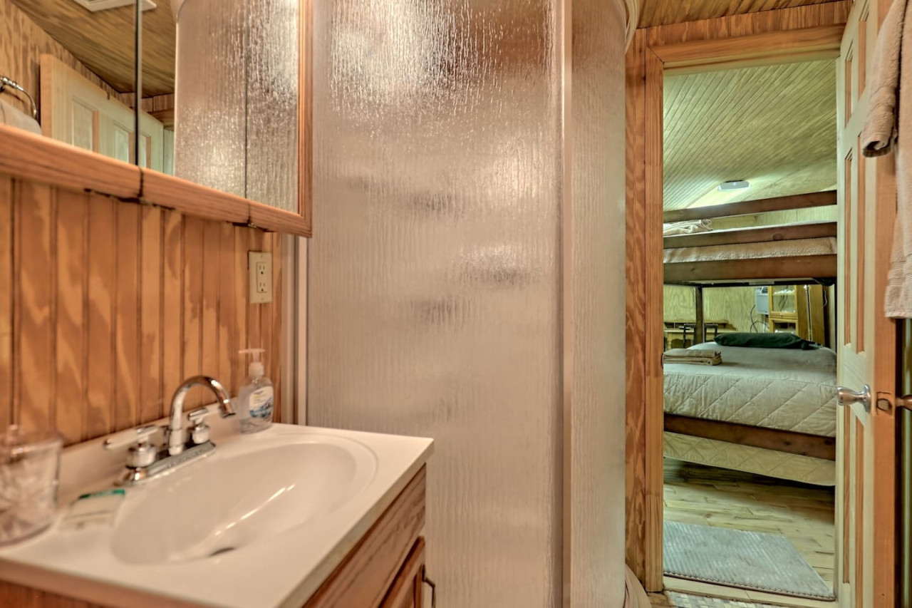 Bill's Bungalow on Lake Burton w/ Top Dock&Hot Tub - Clayton