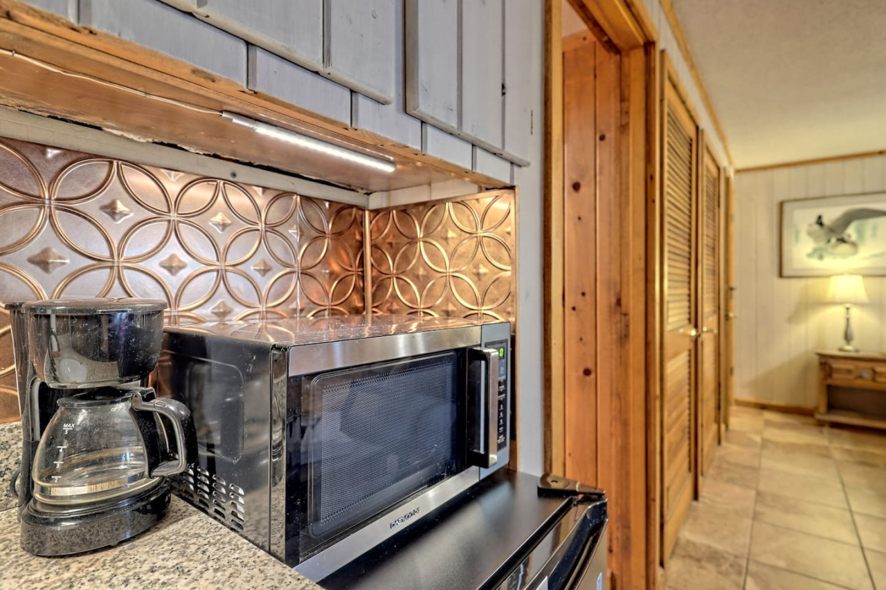 Bill's Bungalow on Lake Burton w/ Top Dock&Hot Tub - Clayton