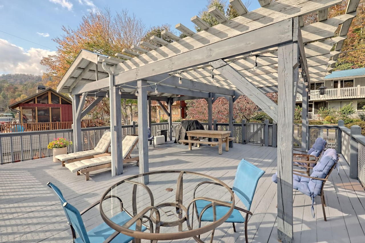 Bill's Bungalow on Lake Burton w/ Top Dock&Hot Tub - Clayton