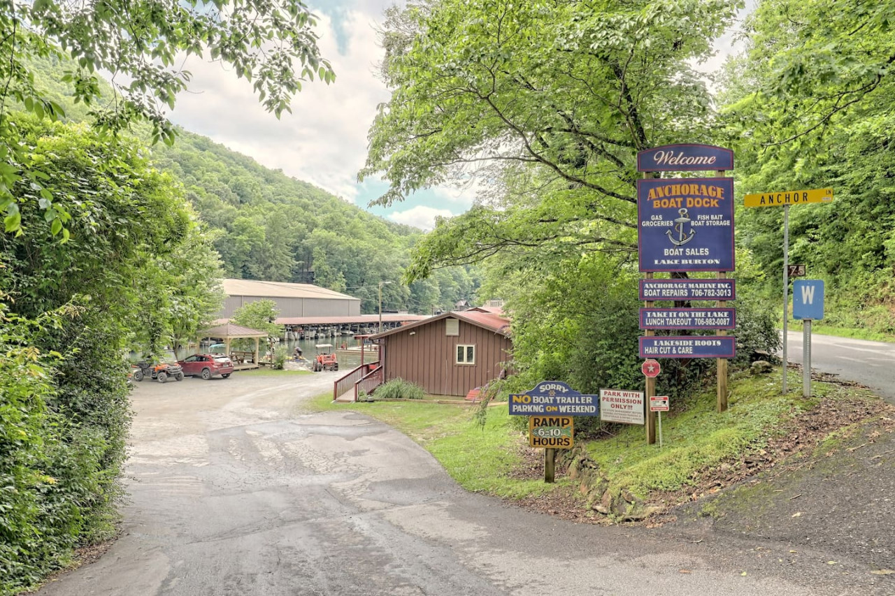 Bill's Bungalow on Lake Burton w/ Top Dock&Hot Tub - Clayton