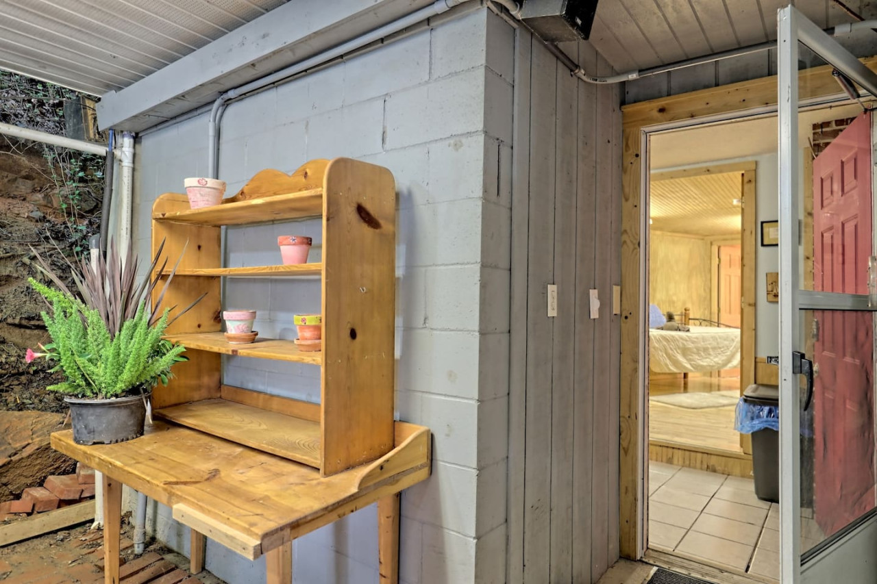 Bill's Bungalow on Lake Burton w/ Top Dock&Hot Tub - Clayton