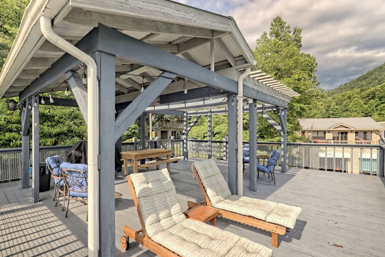 Bill's Bungalow on Lake Burton w/ Top Dock&Hot Tub - Clayton