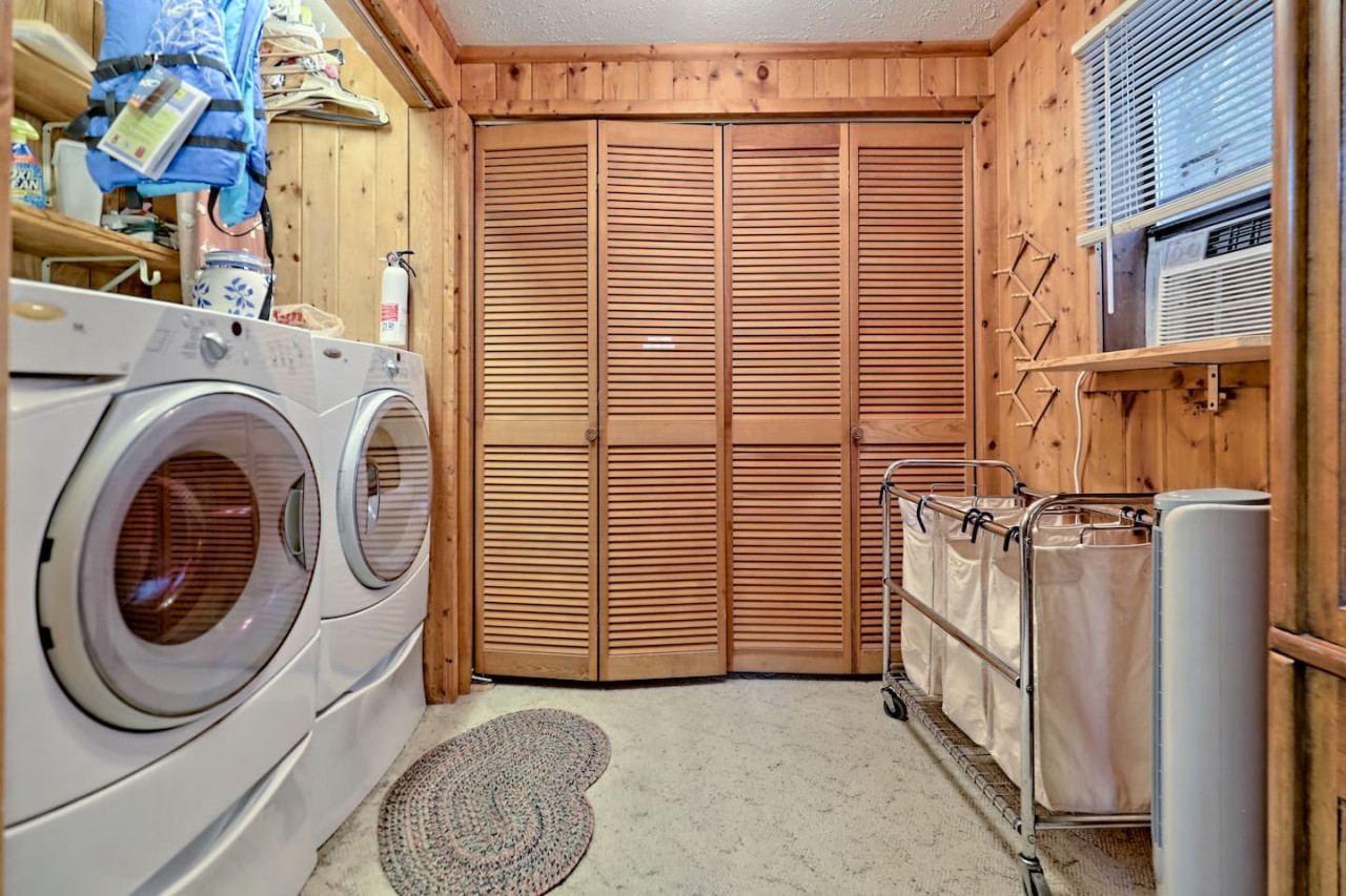 Bill's Bungalow on Lake Burton w/ Top Dock&Hot Tub - Clayton