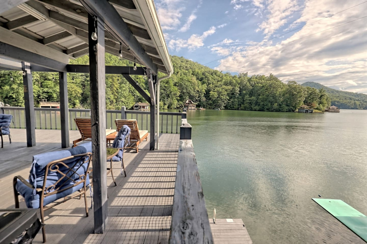 Bill's Bungalow on Lake Burton w/ Top Dock&Hot Tub - Clayton