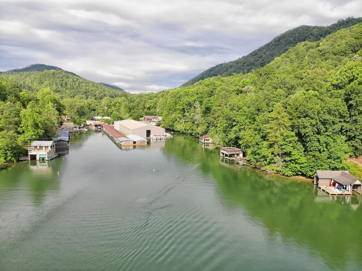 Bill's Bungalow on Lake Burton w/ Top Dock&Hot Tub - Clayton