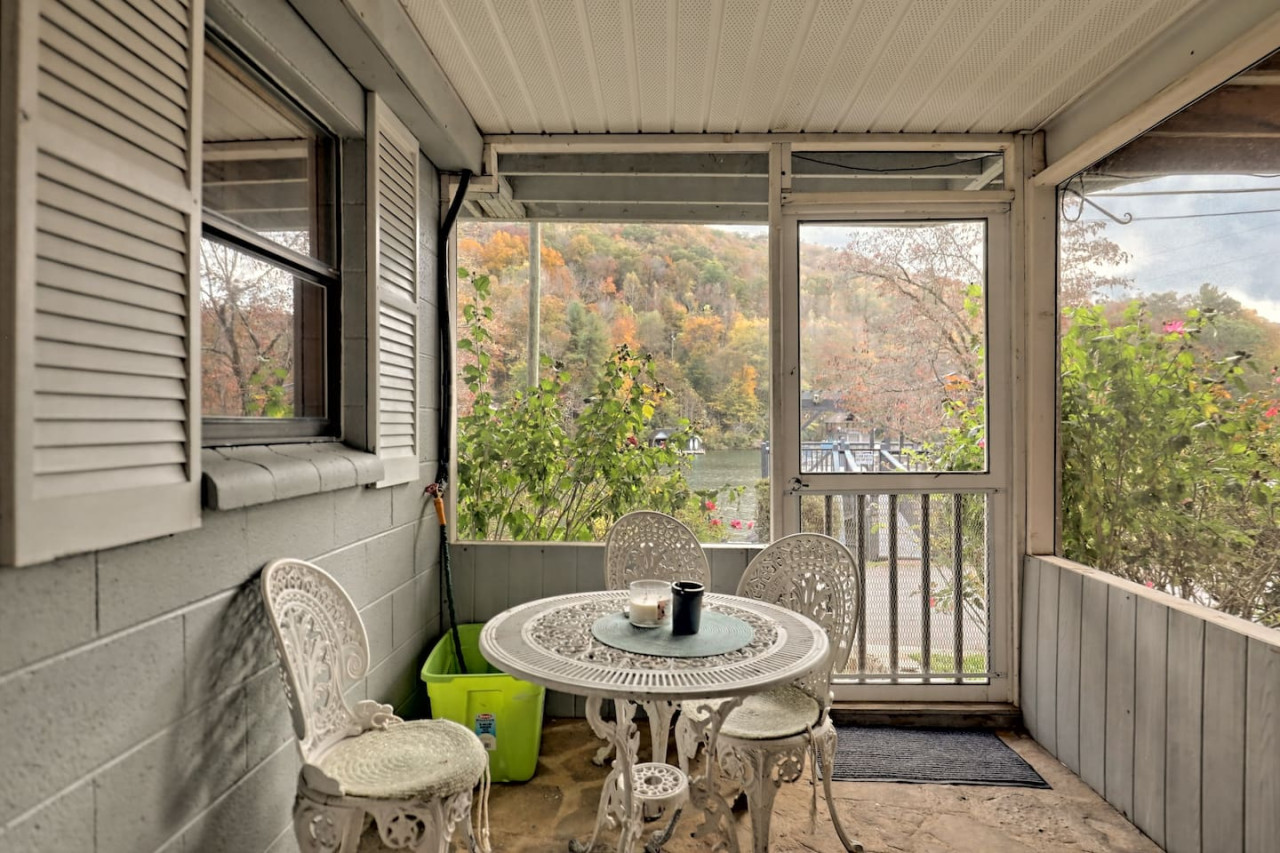 Bill's Bungalow on Lake Burton w/ Top Dock&Hot Tub - Clayton