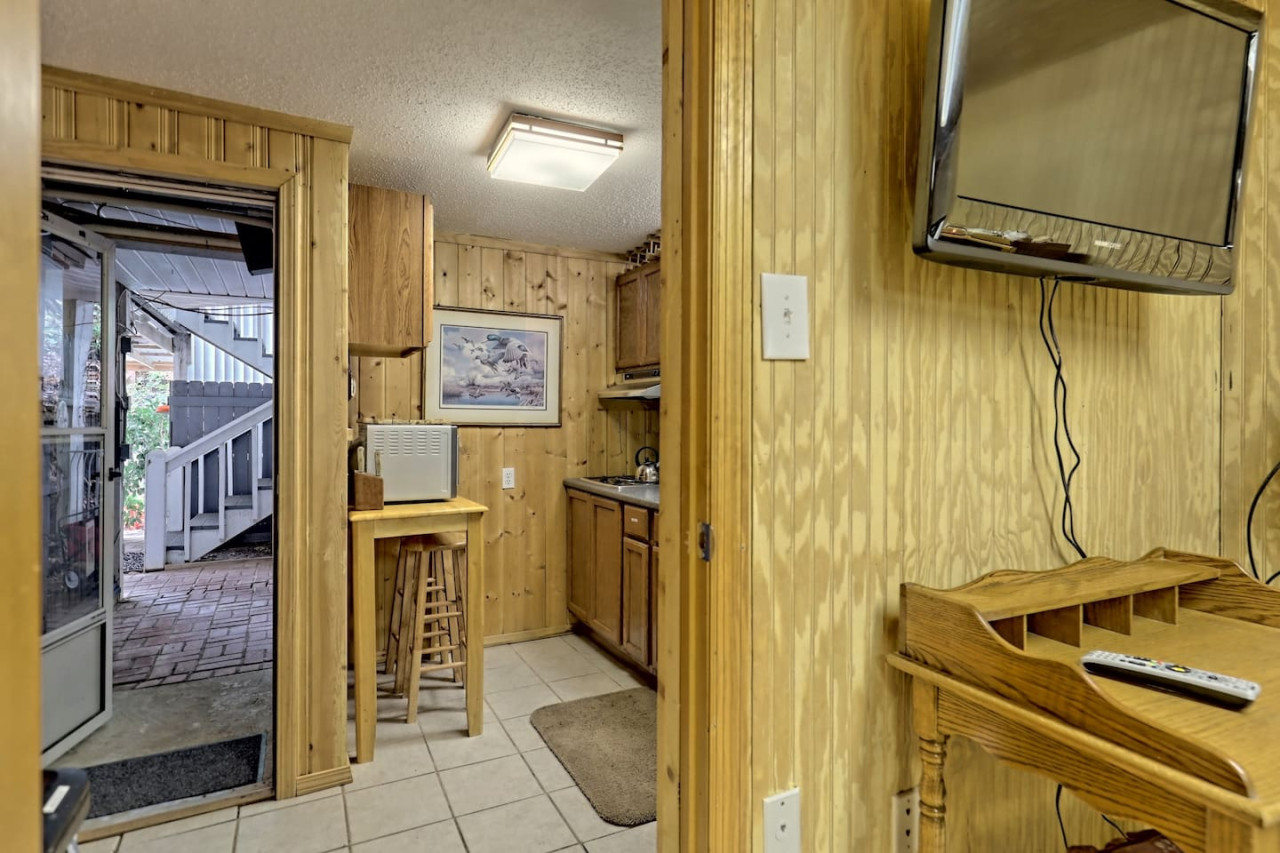 Bill's Bungalow on Lake Burton w/ Top Dock&Hot Tub - Clayton