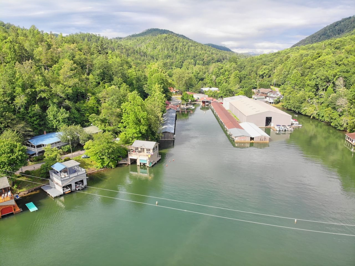 Bill's Bungalow on Lake Burton w/ Top Dock&Hot Tub - Clayton