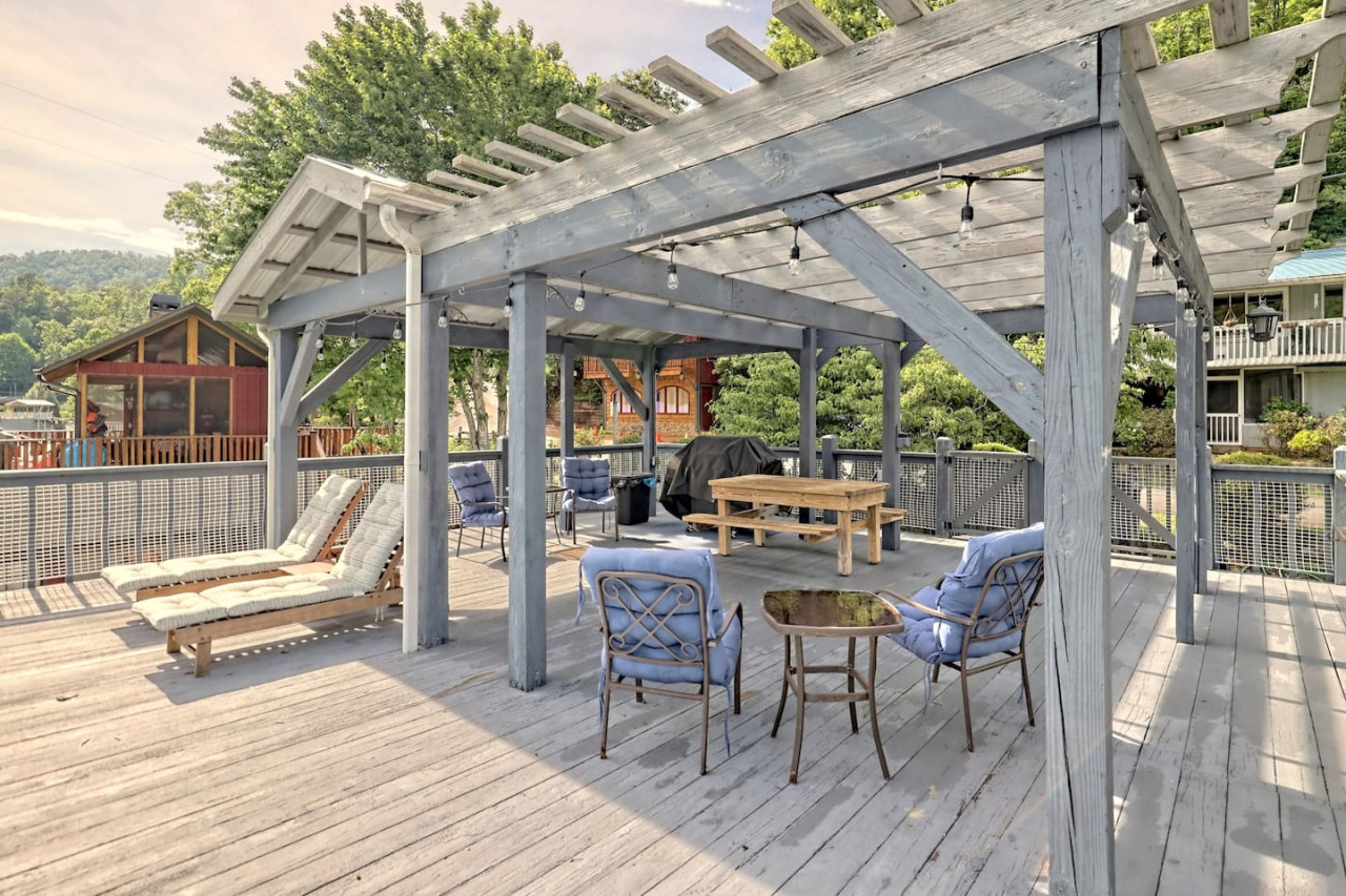 Bill's Bungalow on Lake Burton w/ Top Dock&Hot Tub - Clayton