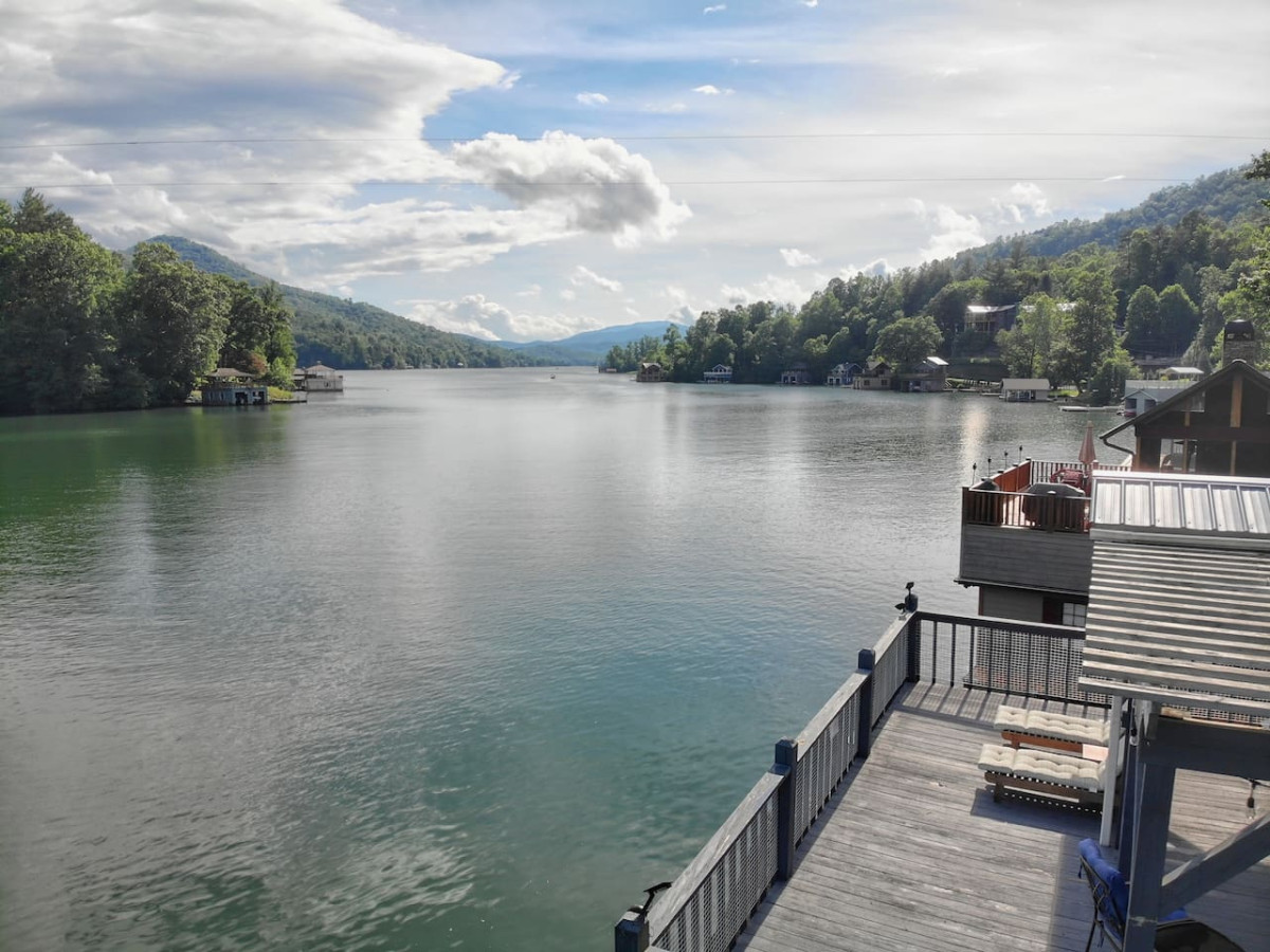 Bill's Bungalow on Lake Burton w/ Top Dock&Hot Tub - Clayton