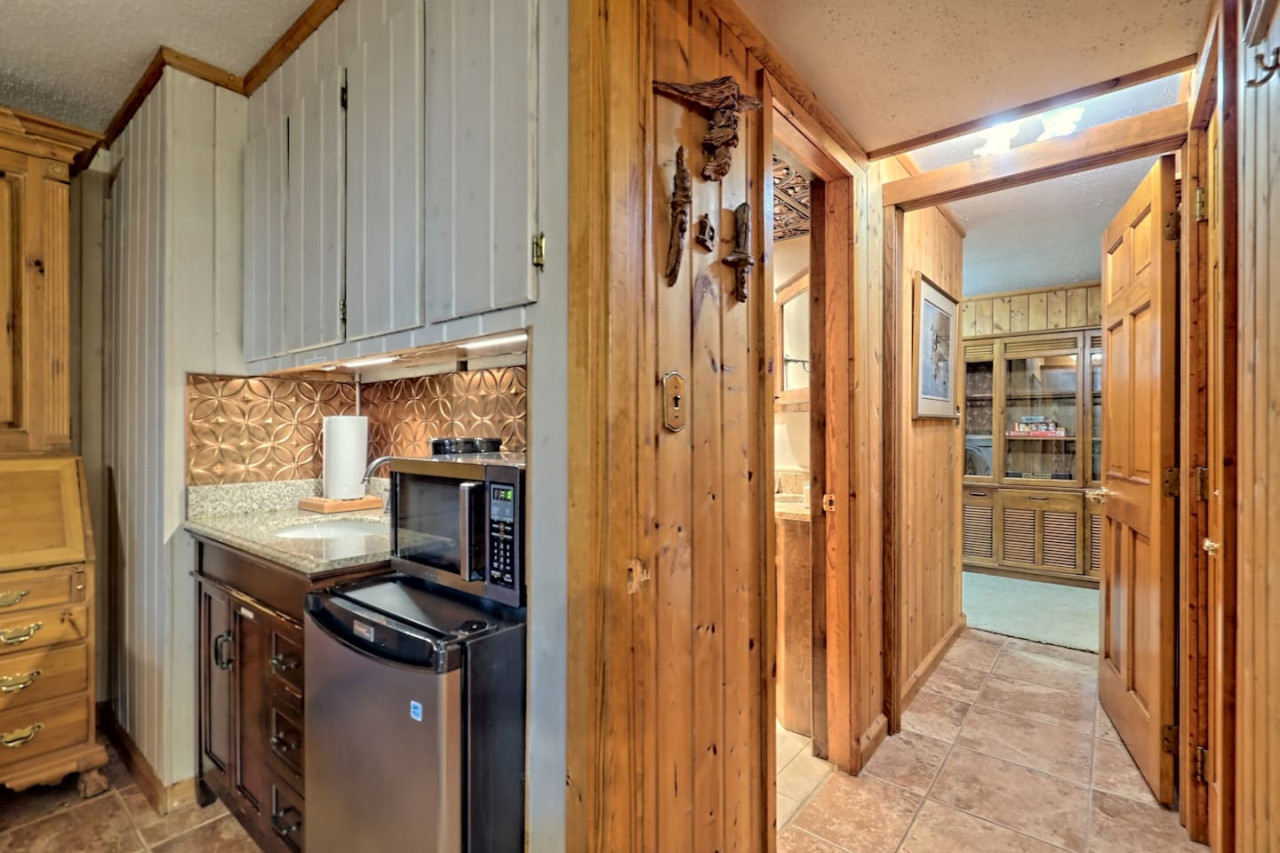 Bill's Bungalow on Lake Burton w/ Top Dock&Hot Tub - Clayton