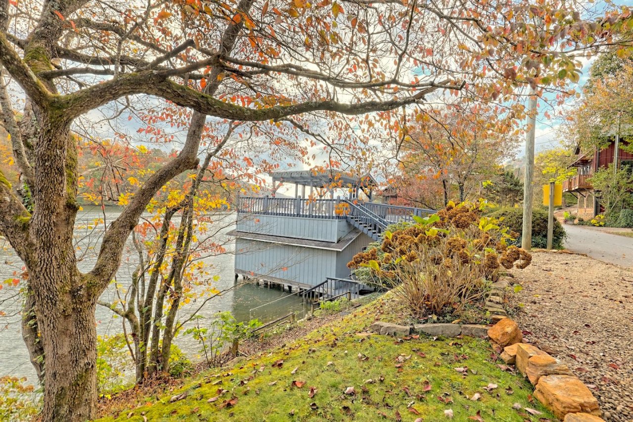 Bill's Bungalow on Lake Burton w/ Top Dock&Hot Tub - Clayton