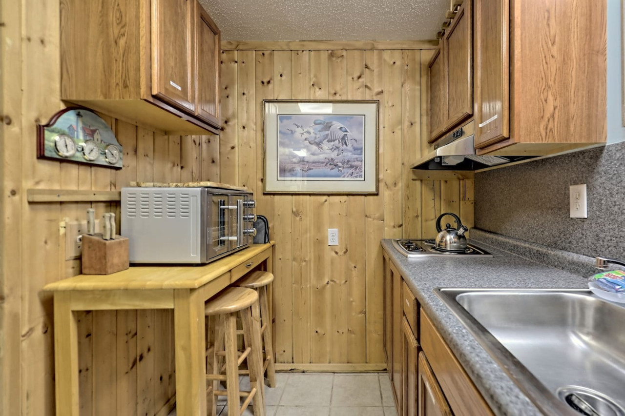 Bill's Bungalow on Lake Burton w/ Top Dock&Hot Tub - Clayton