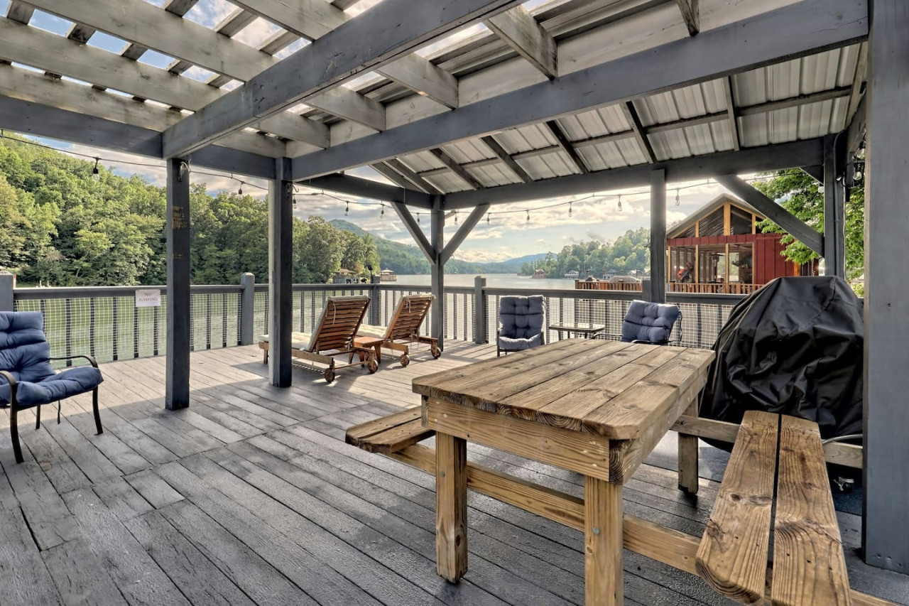 bill's-bungalow-on-lake-burton-w-top-dockandhot-tub/