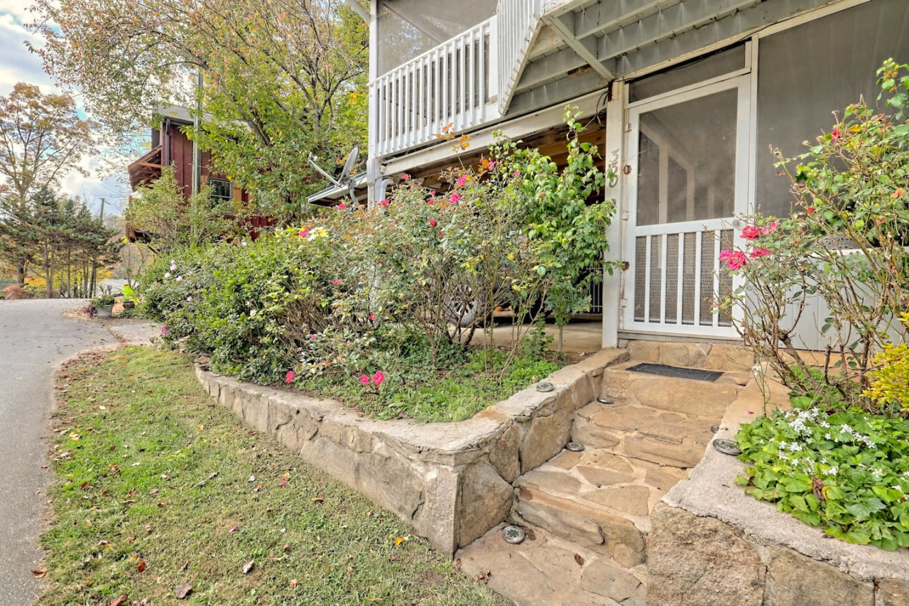 Bill's Bungalow on Lake Burton w/ Top Dock&Hot Tub - Clayton
