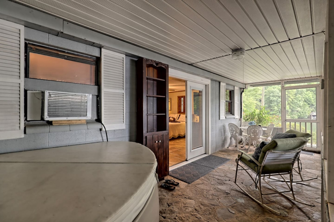 bill's-bungalow-on-lake-burton-w-top-dockandhot-tub/