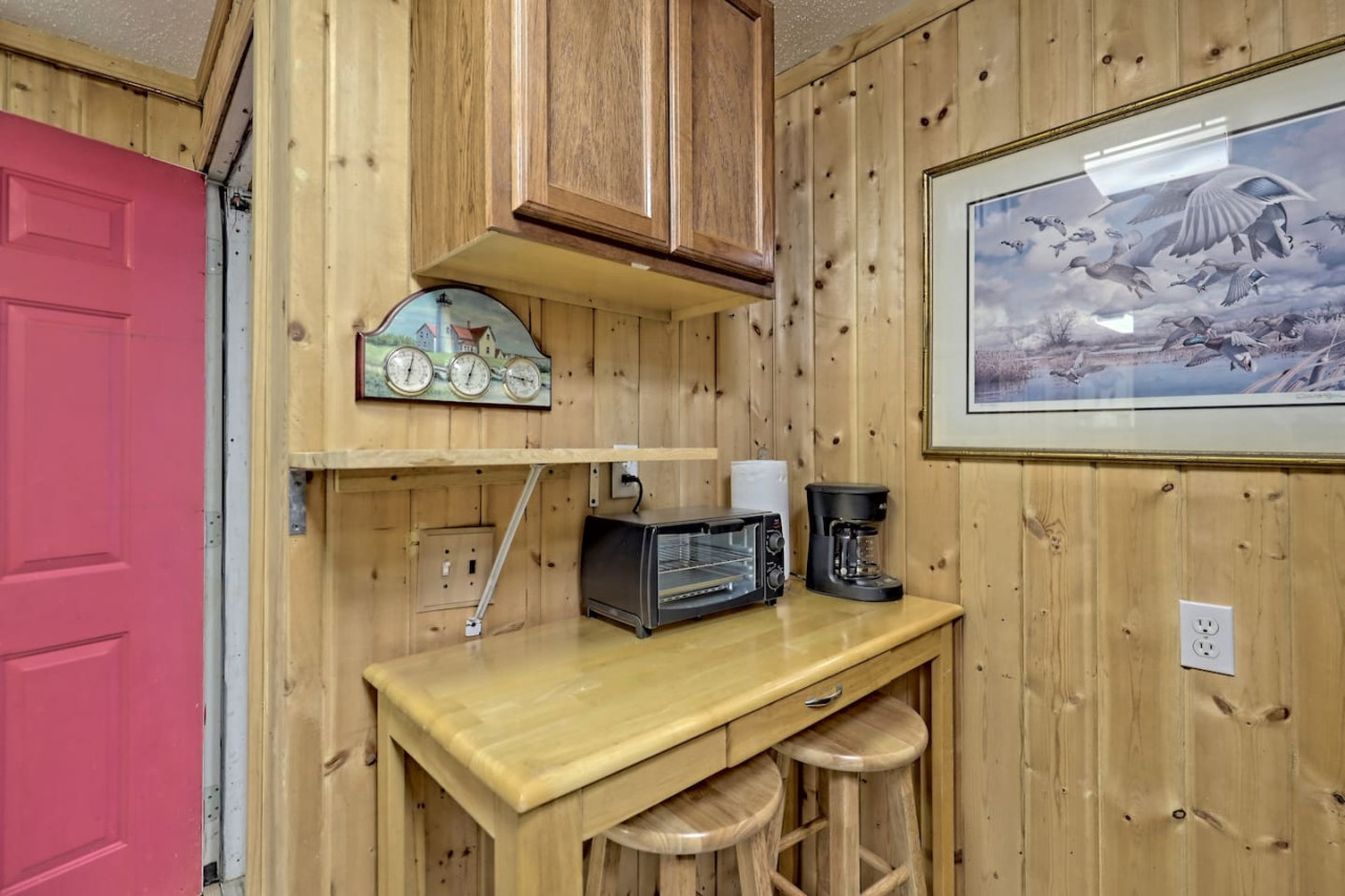 Bill's Bungalow on Lake Burton w/ Top Dock&Hot Tub - Clayton