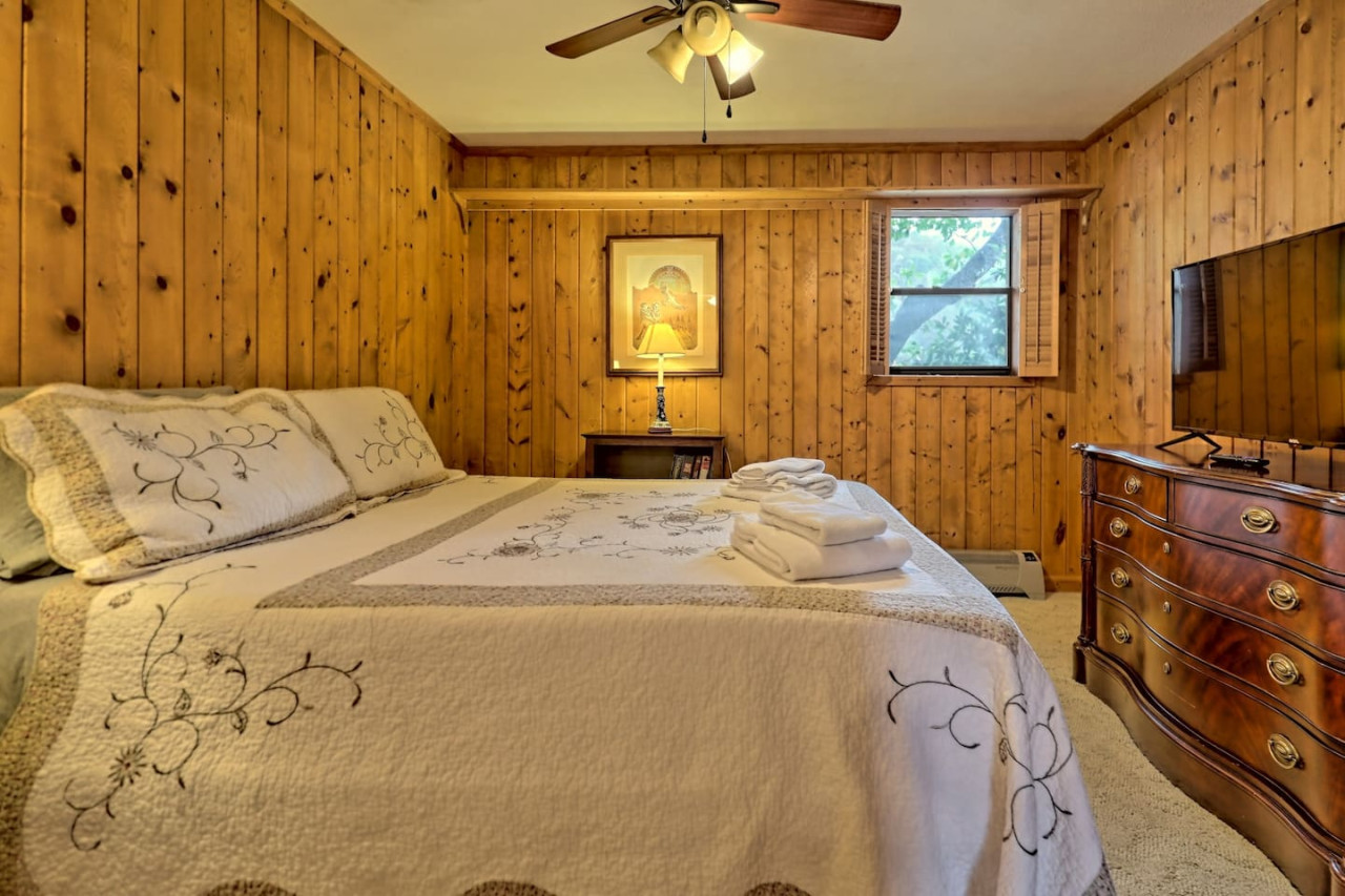 bill's-bungalow-on-lake-burton-w-top-dockandhot-tub/