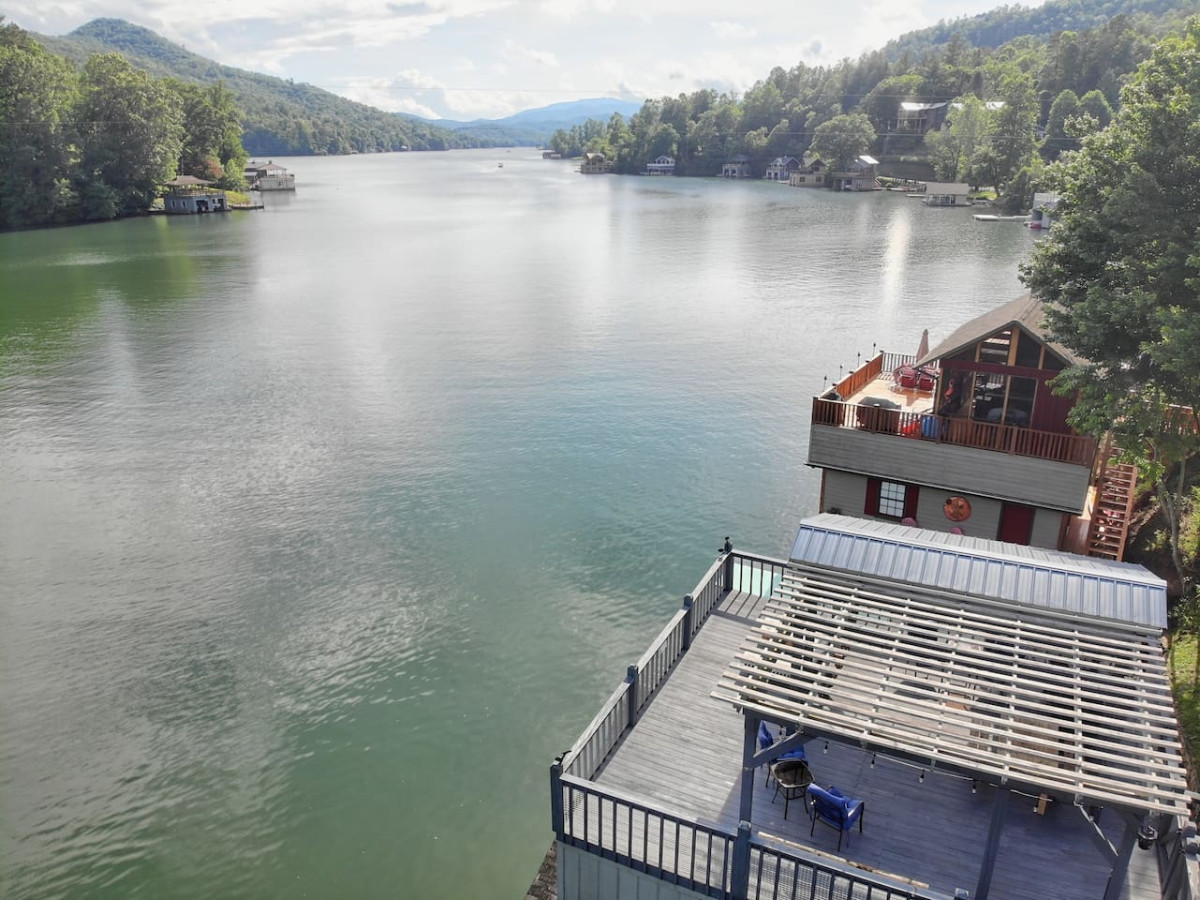Bill's Bungalow on Lake Burton w/ Top Dock&Hot Tub - Clayton