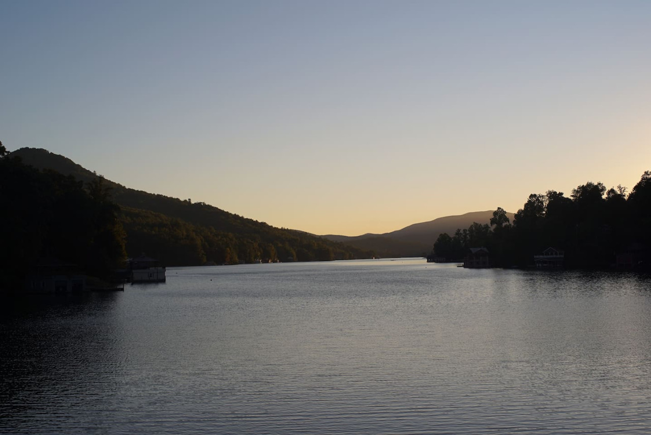 Bill's Bungalow on Lake Burton w/ Top Dock&Hot Tub - Clayton