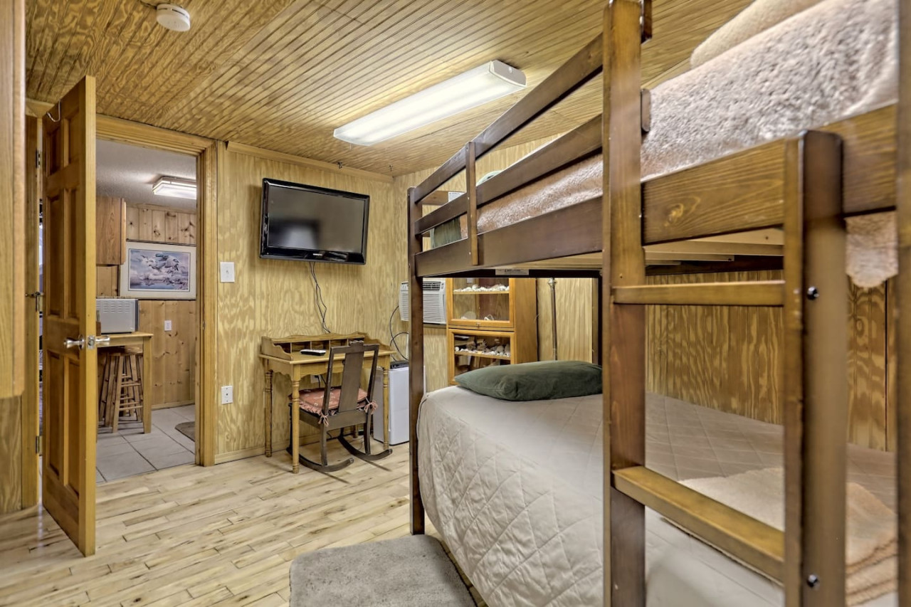 bill's-bungalow-on-lake-burton-w-top-dockandhot-tub/