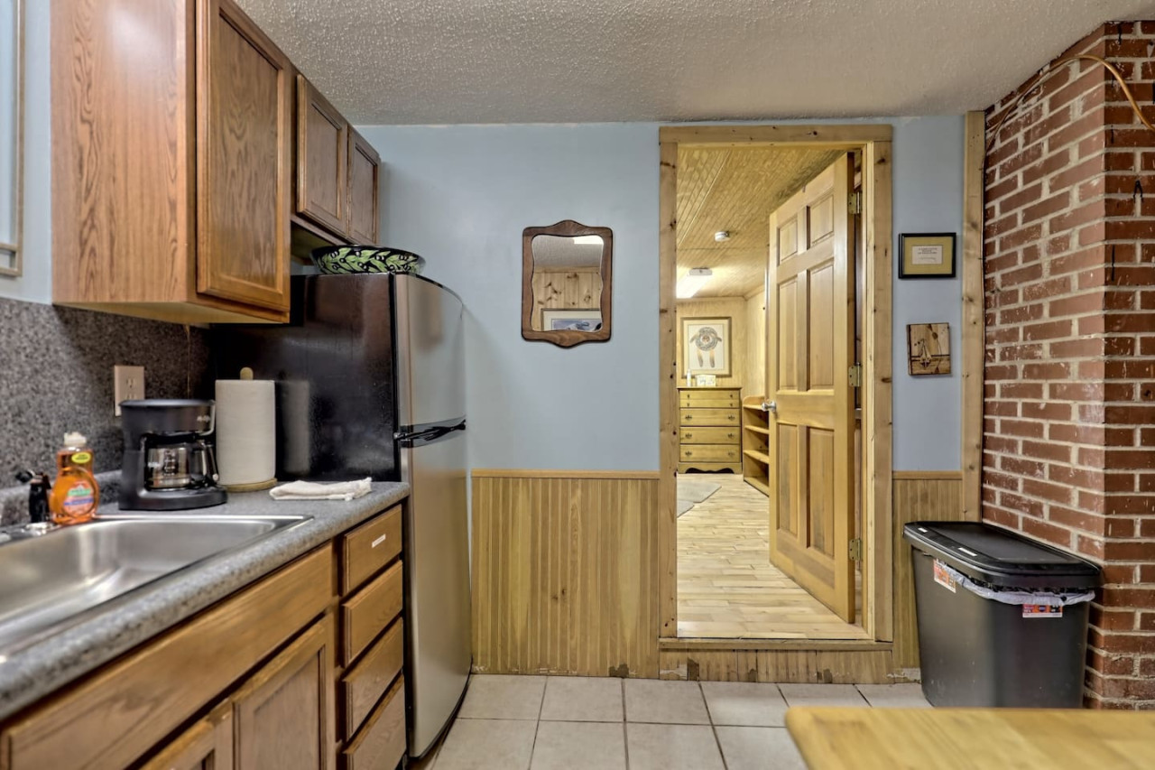 Bill's Bungalow on Lake Burton w/ Top Dock&Hot Tub - Clayton