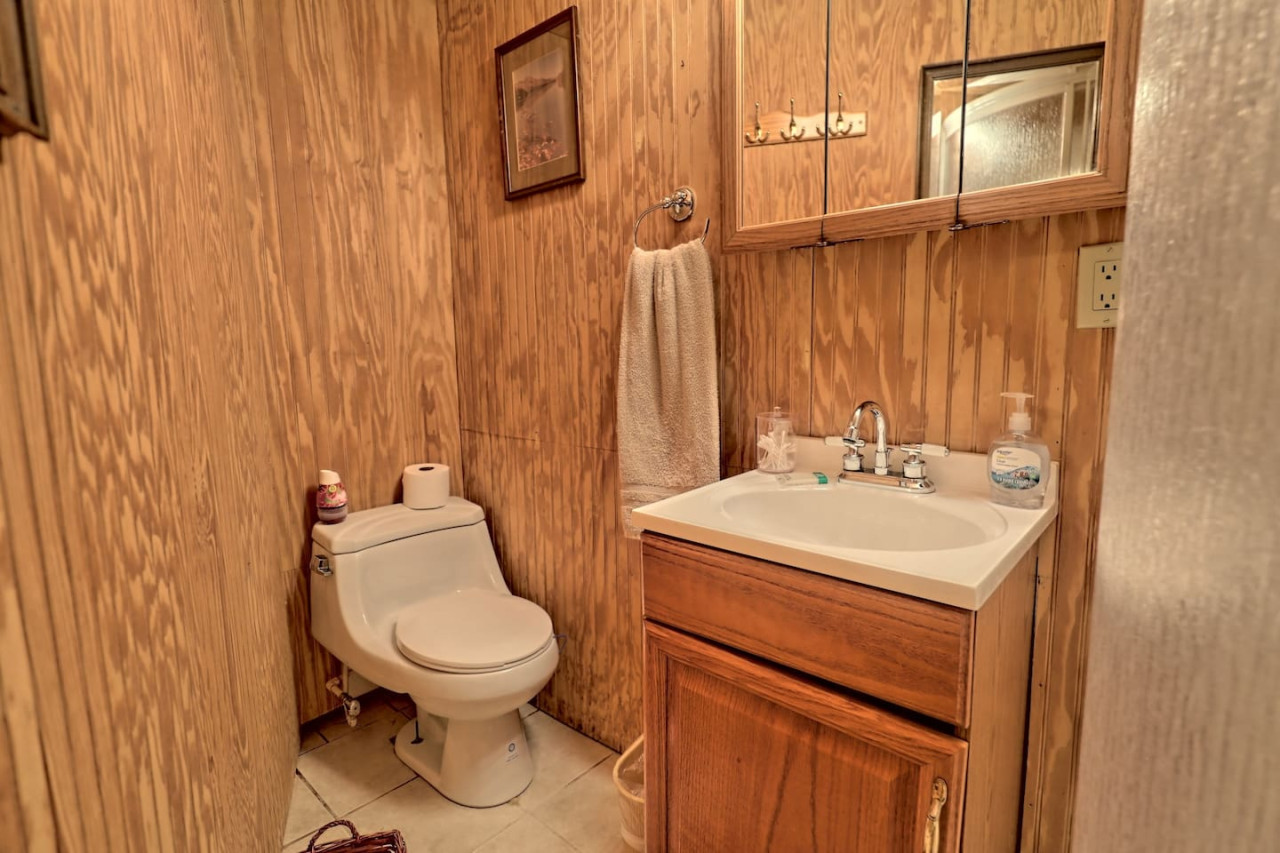 Bill's Bungalow on Lake Burton w/ Top Dock&Hot Tub - Clayton