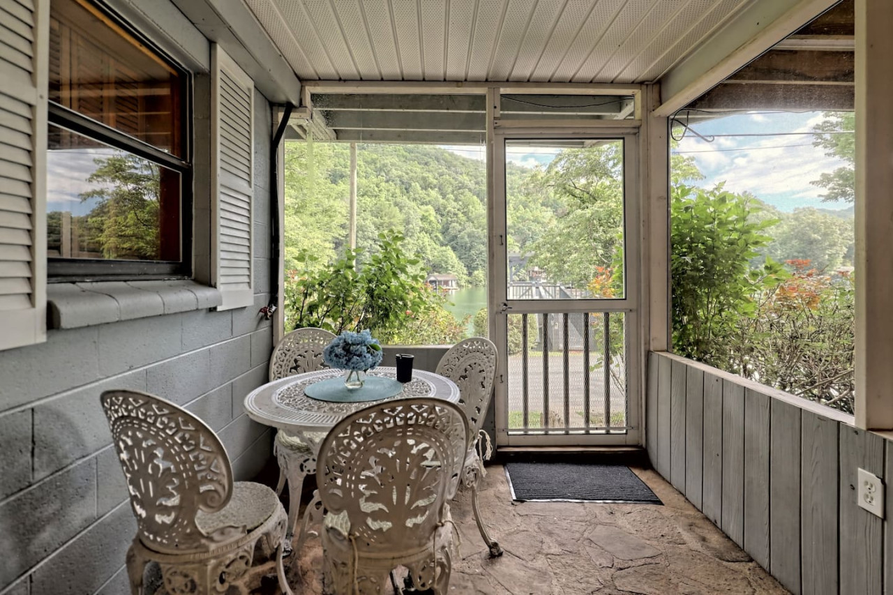 Bill's Bungalow on Lake Burton w/ Top Dock&Hot Tub - Clayton