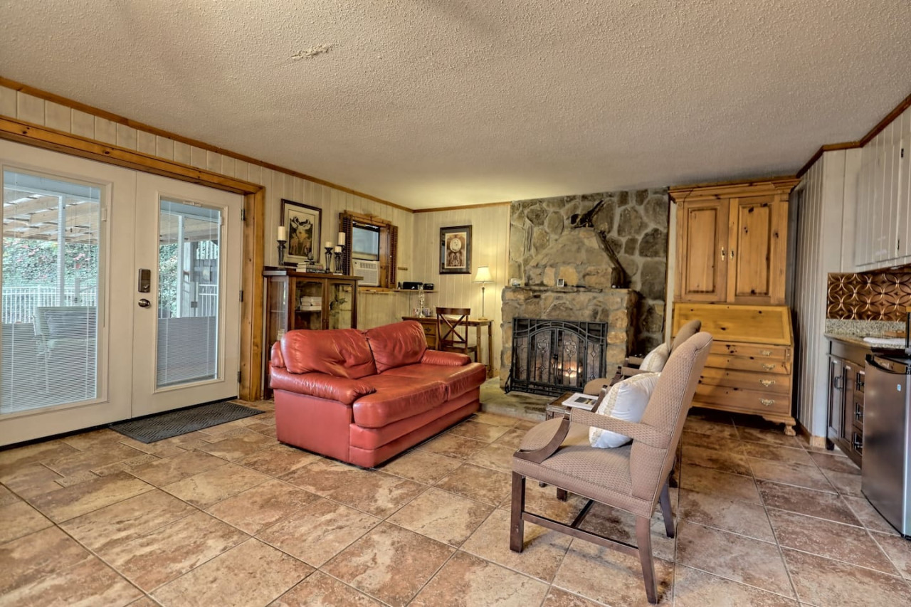 bill's-bungalow-on-lake-burton-w-top-dockandhot-tub/