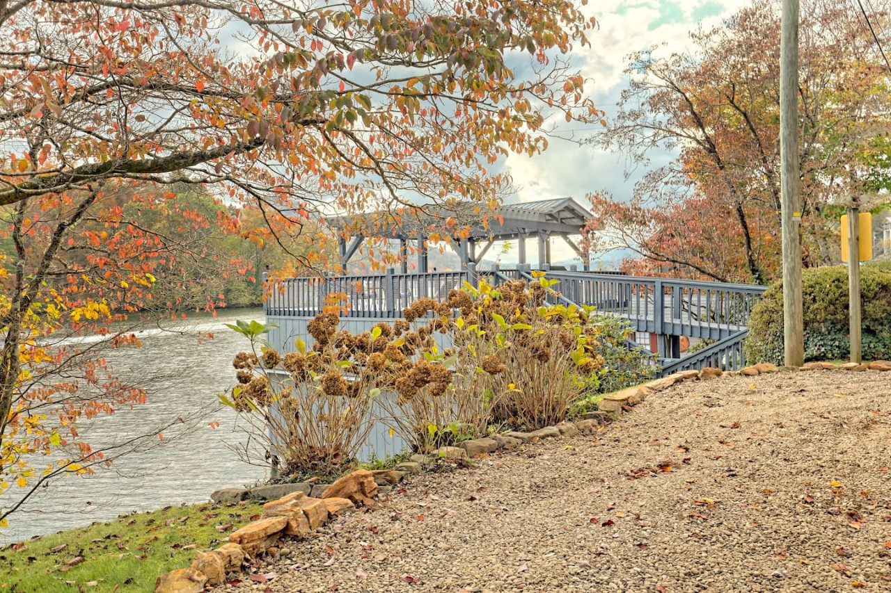 Bill's Bungalow on Lake Burton w/ Top Dock&Hot Tub - Clayton